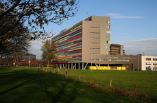 825327 Gezicht op het gebouw van de faculteit Educatie van de Hogeschool Utrecht (Padualaan 97) te Utrecht, vanaf de ...
